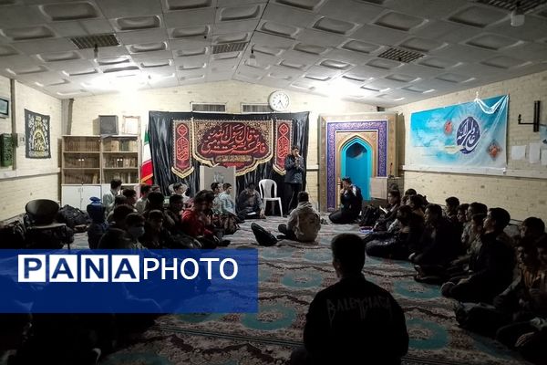 حضور پرشور دانش‌آموزان دانش‌آموزان دبیرستان شهید بهشتی ناحیه 2 شهرری در مراسم شهادت حضرت زهرا(س)