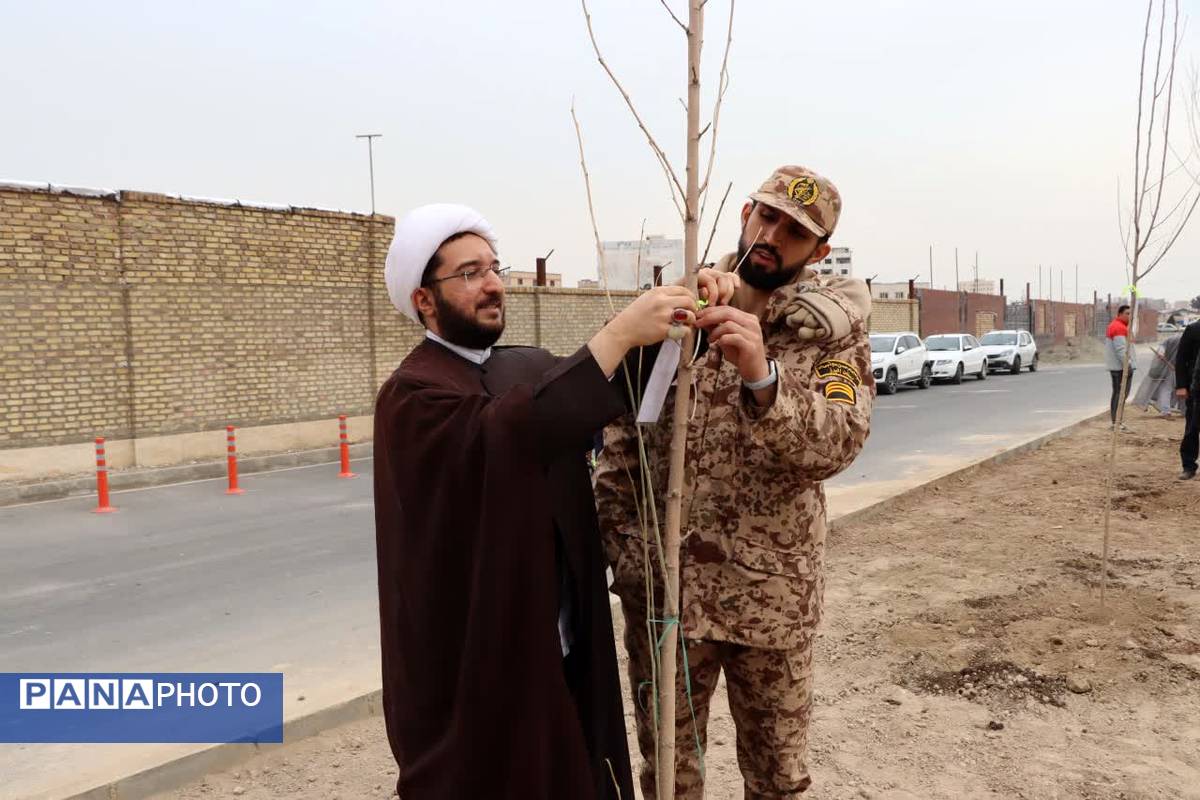 کاشت درخت به یاد شهدا در محمدشهر