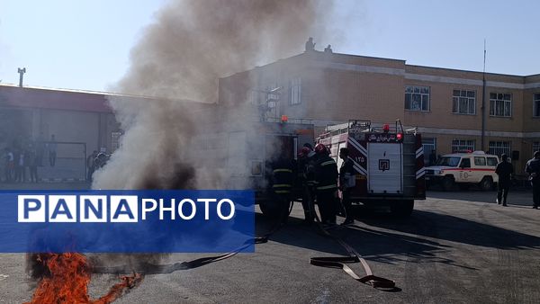 دانش‌آموزان ملکان در خط مقدم ایمنی؛ اجرای مانور پدافند غیرعامل در مدرسه امام حسین(ع)