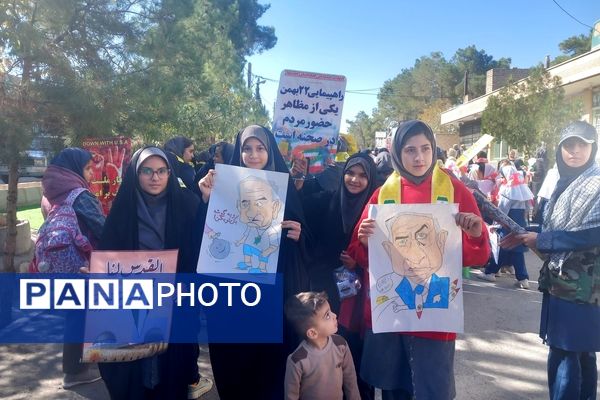 حضور حماسی دانش‌آموزان در راهپیمایی باشکوه ۱۳ آبان ماه در سورمق