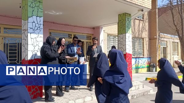 تقدیر از برگزیدگان مسابقات قرآن، عترت و نماز در دبیرستان حضرت سکینه