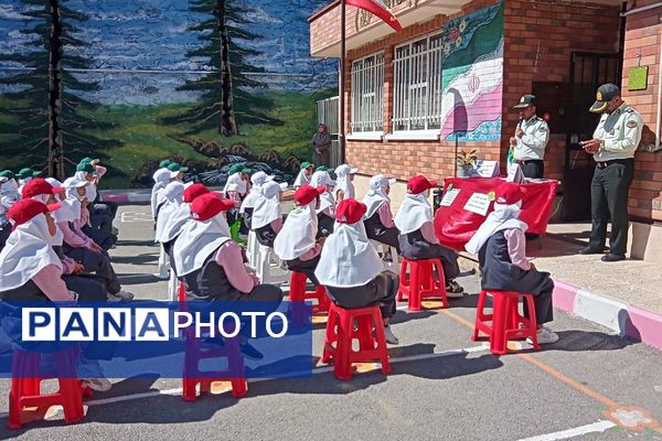 مراسم گرامیداشت هفته نیروی انتظامی در مدارس شهرستان فیروزکوه