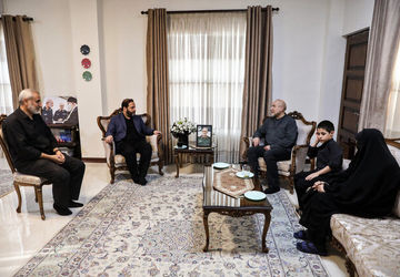 حضور قالیباف در منزل سرلشکر شهید غلامرضا محرابی