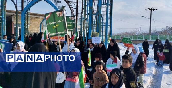 حضور پر شور فرهنگیان و دانش آموزان در کنار مردم ولایتمدار شهرستان صالح آباد در یوم الله ۲۲بهمن