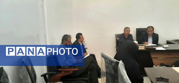 نشست مدیر آموزش و پرورش ناحیه یک بندرعباس با بخشدار و دهیاران بخش شمیل