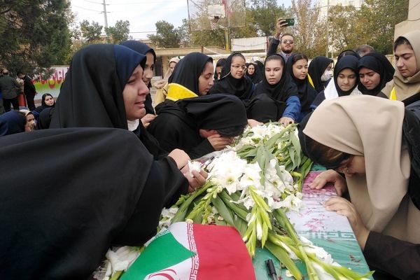 مزین شدن مدرسه حاج آقا توکلی به رایحه شهید گمنام 