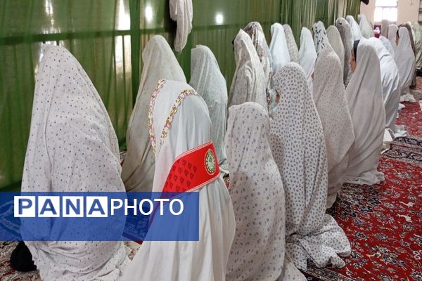 اقامه نماز جماعت باحضور معتکفین در مسجد جامع شهر بار نیشابور 