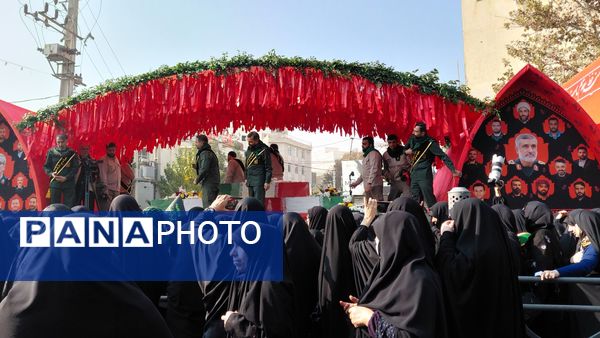 تشییع پیکر شهدای گمنام در دستان مردم کرج