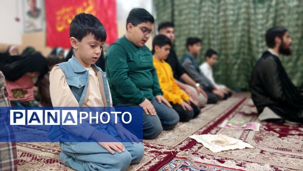 تقدیر دانش‌آموزان فعال فرهنگی‌هنری از مادرانشان با همکاری مربی در محمدشهر کرج