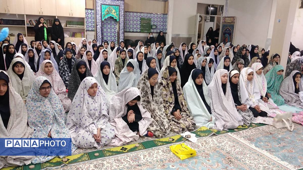 آیین نواخته شدن زنگ نماز در دبیرستان نجمه
