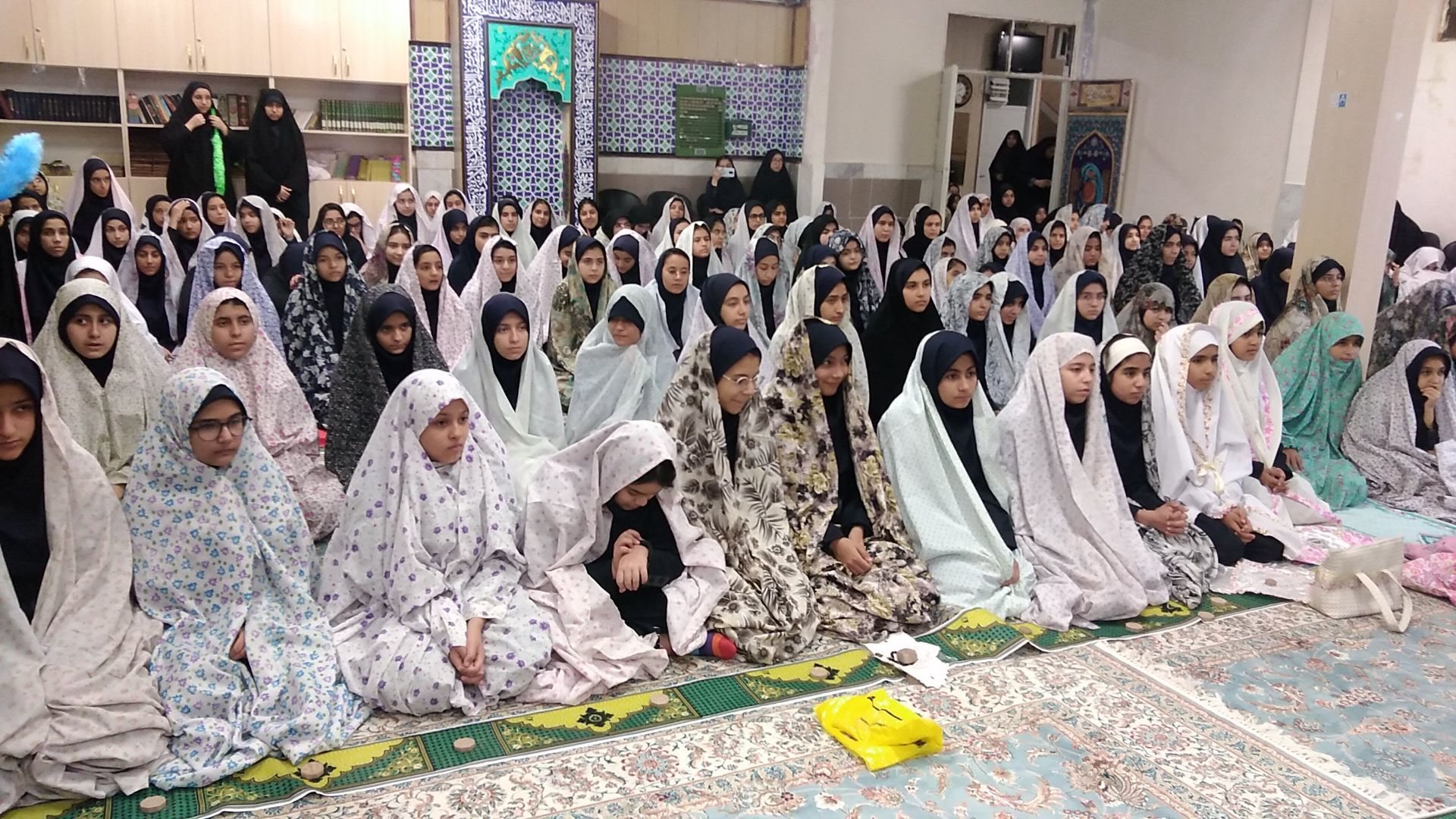 آیین نواخته شدن زنگ نماز در دبیرستان نجمه