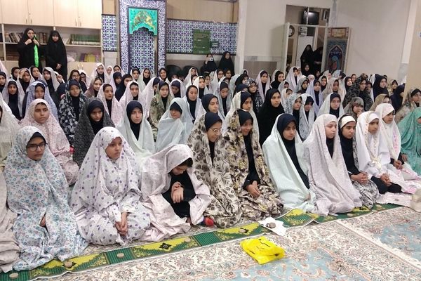 آیین نواخته شدن زنگ نماز در دبیرستان نجمه