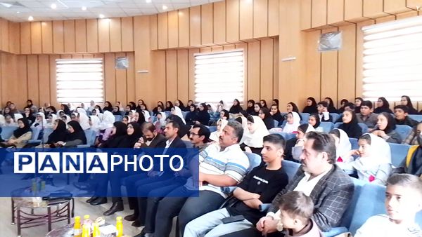 تقدیر از دانش‌آموزان مستعد در آستانه روز دختر