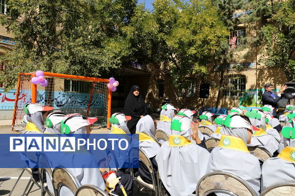 جشن عاطفه‌ها در دبیرستان ۱۳ آبان تبریز