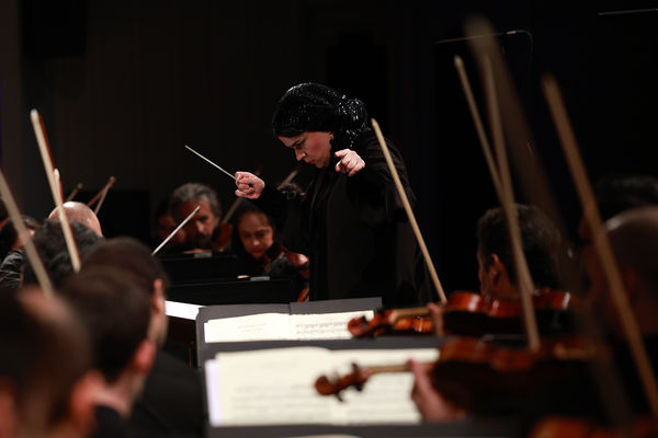 ارکستر سمفونیک تهران به رهبری «پانیذ فریوسفی»