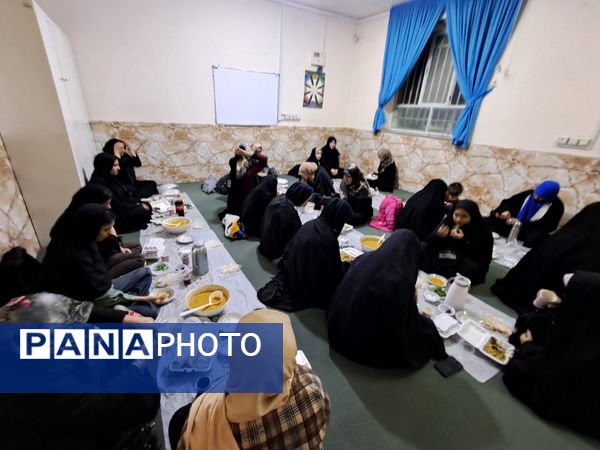 دورهمی دانش‌آموزان انجمن کانون امید انقلاب ناحیه پنج 