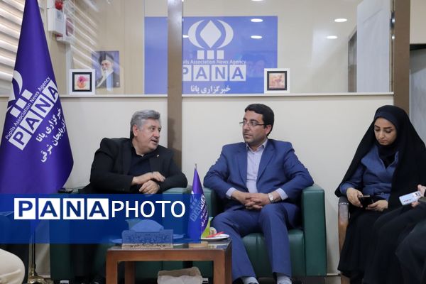 حضور مدیرکل فرهنگ و ارشاد اسلامی آذربایجان شرقی در دفتر خبرگزاری پانا استان به‌مناسبت روز خبرنگار