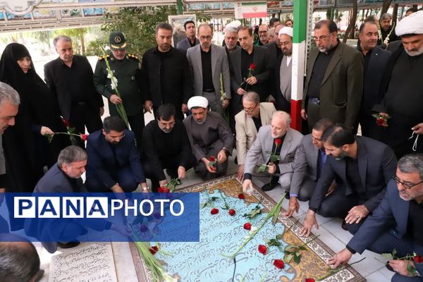 ادای احترام مسئولان قم به شهدا در هفته دولت