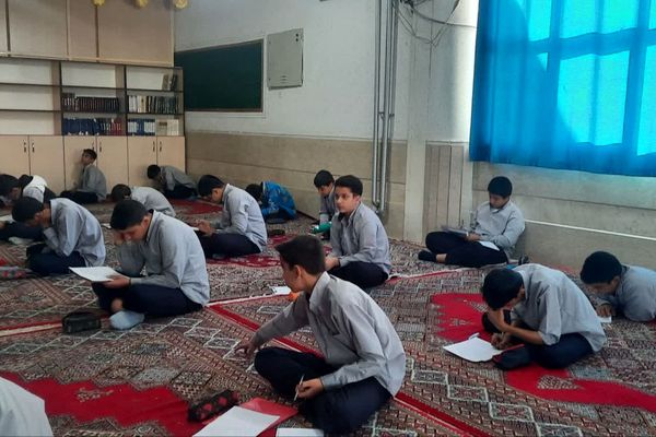   برگزاری امتحانات در دبیرستان هیات امنایی رازی 