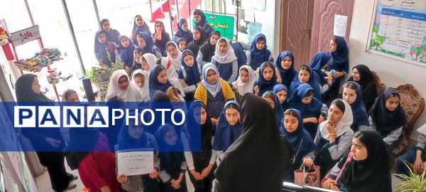 بازدید دانش‌آموزان مدرسه شهید خاقانی از گلخانه پیشه‌وران شیروان