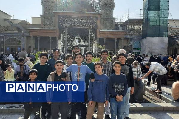 حضور دانش‌آموزان و فرهنگیان ناحیه دو شهرری در نماز جمعه 