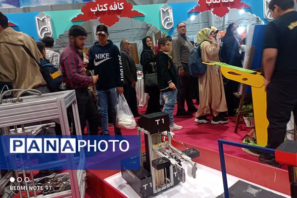 بازدید دانش‌آموزان بسیجی از نمایشگاه بزرگ قله افتخار 