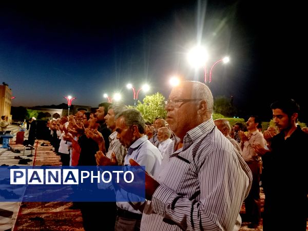 برپایی نماز جماعت در آرامگاه شهید مدرس 