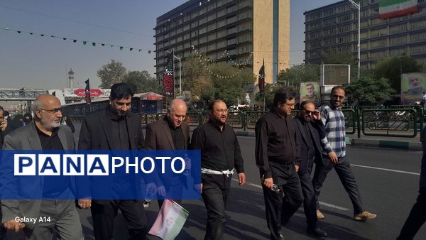 تشییع پیکرهای مطهر فرماندهان بر دستان مردم قدرشناس 