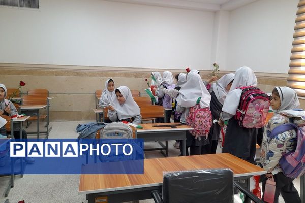 طلوع علم در مدرسه روشنگر با نغمه زنگ مهر