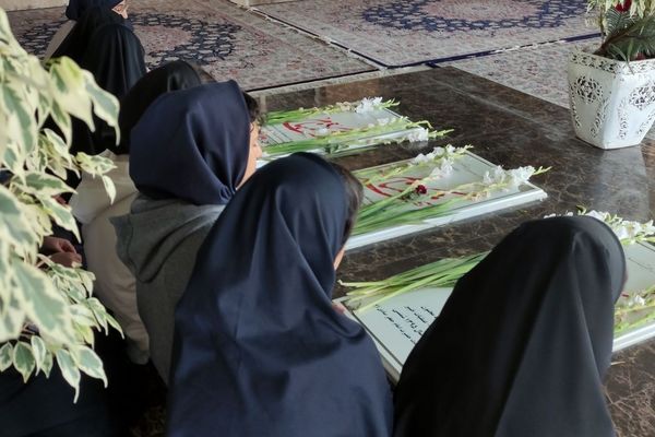 تجدید میثاق دانش‌آموزان ناحیه ۴ تبریز با آرمان‌های شهدا در موزه شمیم پایداری