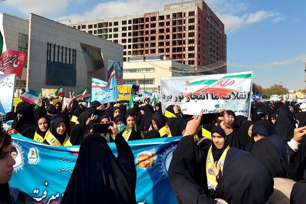 حضور پرشور دانش آموزان پیشتاز مشهدی در راهپیمایی یوم الله ۱۳ آبان