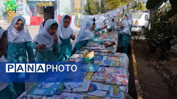 نواختن زنگ هفته کتاب و کتابخوانی در مدرسه شهید نجفیان
