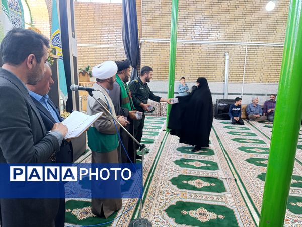 اهدای هدایای متبرک به نمازگزاران سفیددشت