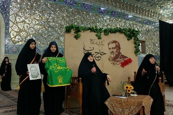 اعطای عنوان خادمی حرم حضرت معصومه(س) به همسر شهید «حاج رمضان» از سوی دختران نوجوان