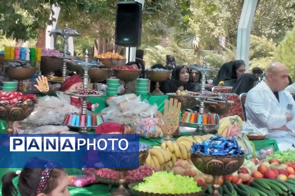 برپایی سفره‌ی احسان در محوطه بیمارستان فوق تخصصی آیت‌الله یثربی کاشان