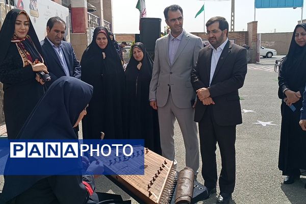 پاسداشت مقام شامخ معلم در آموزشگاه هیأت امنایی فرزانگان ملارد؛ با نواختن زنگ سپاس معلم 