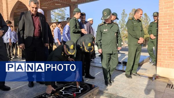 آغاز هفته بسیج دانشآموزی با غبارروبی مزار شهدای جوادالائمه توسط مسئولان و دانشآموزان بسیجی