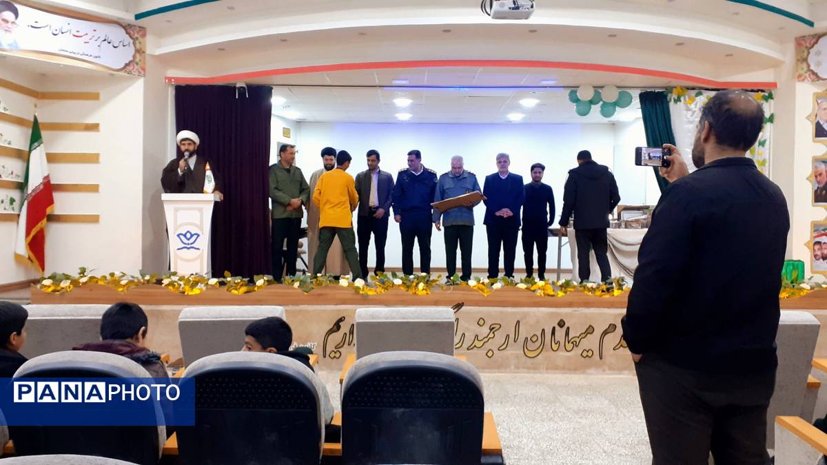 تجلیل از برگزیدگان مسابقات قرآن و عترت بسیج در خلیل آباد