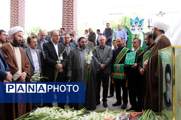 گرامیداشت مقام معلم با غبارروبی و عطرافشانی مزار شهدای فرهنگی