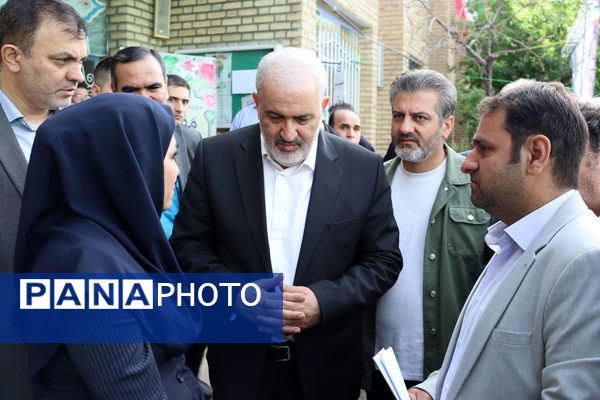 زنگ سپاس معلم در هنرستان احمدی روشن منطقه ۱۴ تهران با حضور وزیر نیرو نواخته شد
