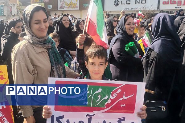 حماسه حضور دانش‌آموزان قرچکی در یوم الله ۱۳ آبان