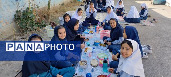 نهار سالم به مناسبت روز جهانی غذا و پوکی استخوان در مدرسه شهید خاقانی شیروان