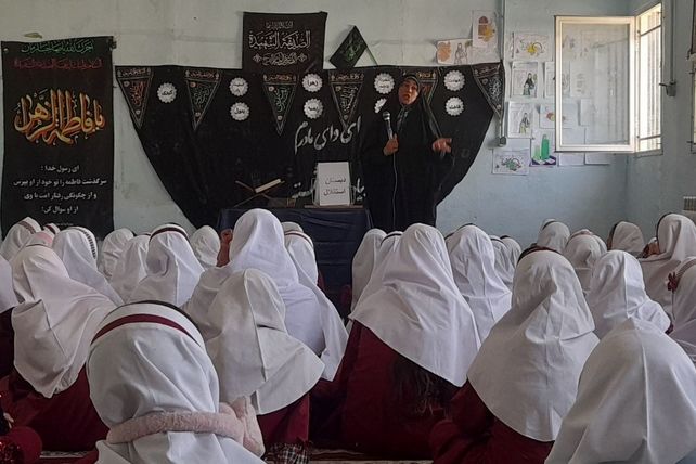 مراسم معنوی ایام فاطمیه در دبستان استقلال حاجی‌آباد