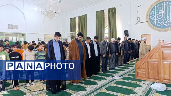  اقامه نماز جماعت و بازدید صمیمی از اعتکاف پسران در خلیل آباد