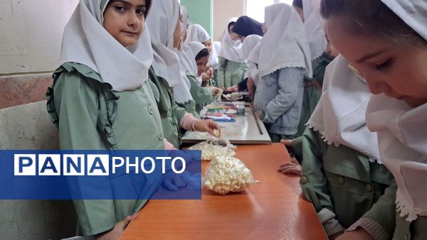 بازارچه مادر دختری با دست‌سازه‌های دانش‌آموزی 