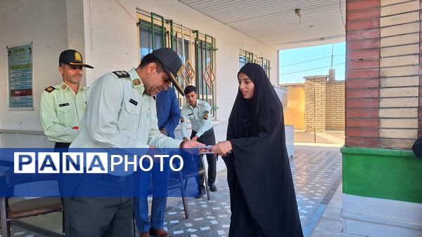 مراسم تجلیل از پرسنل زحمتکش  نیروی‌انتظامی در دبیرستان حضرت‌زینب(س) شهرستان لنده 