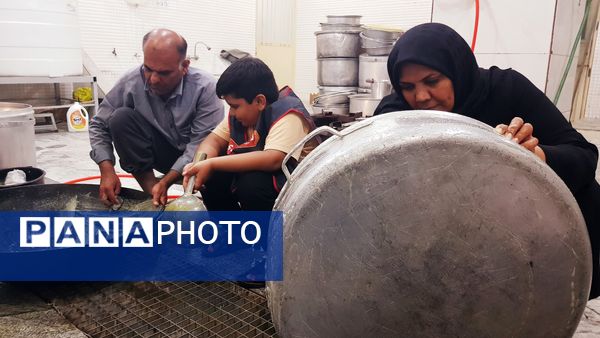 لذت خدمت به زوار در کنار خانواده