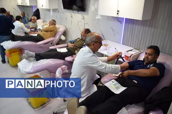 بازدید مدیر آموزش و پرورش بهاباد از پایگاه انتقال خون در بیمارستان حکیم بهابادی