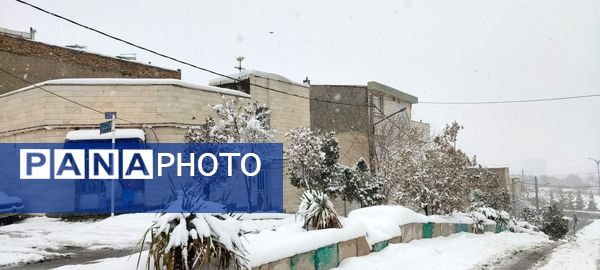 یلدای برفی در اراک؛ مردم با شادی به استقبال جشن یلدا می‌روند