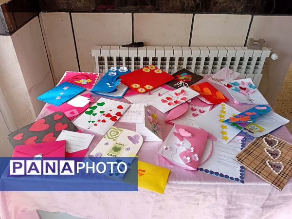 ساخت کارت پستال در هفته سلامت‌روان توسط دانش‌آموزان مدرسه مادرمهربان خلیل‌آباد